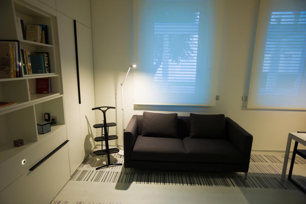 Stylish Mini In The Heart Of Milano Apartment Bilik gambar